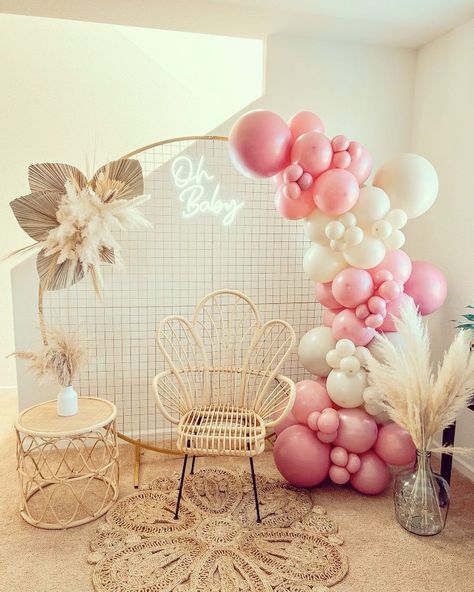 Boho Balloon Arch, Boho Balloons, Cortinas Boho, Citrus Baby, Boho Styl, Round Balloons, Rattan Side Table, Baby Planning, Balloon Backdrop