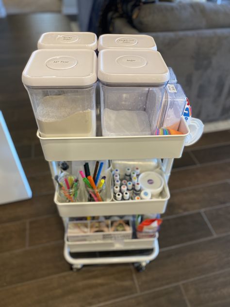 Cake Organization Storage, Baking Area Ideas, Cake Decorating Station, At Home Bakery Organization, Baking Organisation, Baking Cart, Bakery Organization, Bakers Pantry, Baking Tools Organization