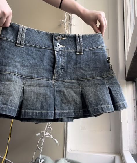 Denim Skirt From Old Jeans, Coquette Denim Skirt, Micro Denim Skirt, Jean Miniskirt, Mini Skirt Outfit, Clothes Decoration, Short Jean Skirt, Fits Clothes, Mode Inspo