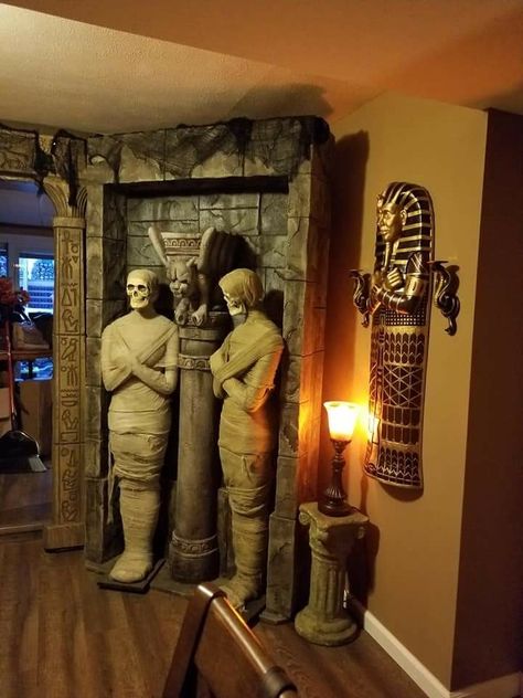 Entrance of the tomb of mummies Themed Halloween Decorations, Mummy Halloween Decorations, Mummy Party, Egyptian Themed Party, Mummy Decorations, Egyptian Halloween, Egyptian Party, Egypt Mummy, Halloween Themes Decorations