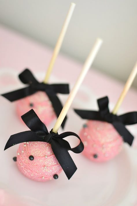 Pink Cake Pops, Themed Party Ideas, Paris Cakes, Girly Birthday Party, Paris Birthday Parties, Girly Birthday, Valentine's Party, Paris Theme Party, Paris Birthday