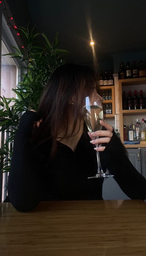 Pics In Restaurant Aesthetic, Drinking Wine Pose, Pose With Drink, Dinner Photos Instagram, Restaurant Aesthetic Pictures, Restaurant Poses Instagram, Wine Poses, Prosecco Aesthetic, Aesthetic Restaurant Pictures