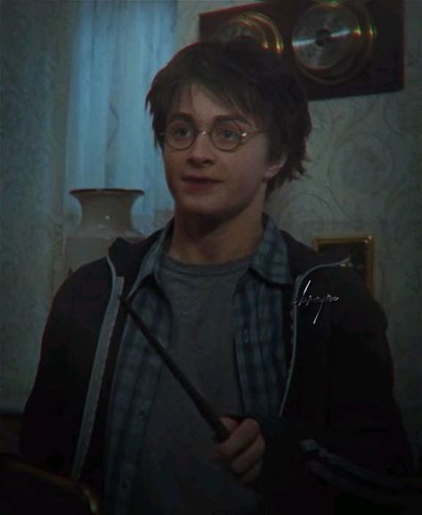 Daniel Radcliffe as Harry Potter/ Harry Potter Edit/Movie Edits/Art/Videos/Tiktok Edit/Cute Boy/2000s Movies/Young Actors Young Harry Potter, Harry Potter Edit, Stile Harry Potter, Ron And Harry, Harry Potter Harry, Movie Edits, Harry Potte, Snape Harry, Tiktok Edit