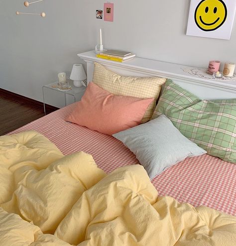 Bed Pastel Aesthetic, Yellow And Pink Interior, Bedroom Ideas Pastel Colors, Room Ideas Aesthetic Colorful, Pastel Boho Bedroom, Pastel Bed, Pastel Bedroom Ideas, Pastel Room Aesthetic, Pastel Apartment