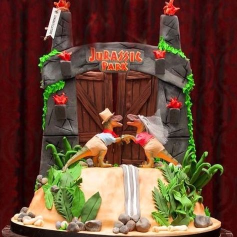 Can't get over this amazing Jurassic Park Themed cake!! Dinosaur wedding cake toppers by Painted Parade Jurassic Park Wedding, Dinosaur Wedding Theme, Jurassic Wedding, Fête Jurassic Park, Dinosaur Wedding Cake, Dinosaur Wedding, Nerd Wedding, Geeky Wedding, Geek Wedding