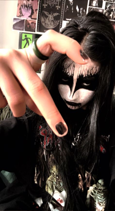 Pfp Metalhead, Metal Head Pfp, 80s Metalhead Aesthetic, Metal Head Girl, Metalhead Women, Metal Head Makeup, Black Metal Makeup, Metal Head Aesthetic, 80s Metalhead