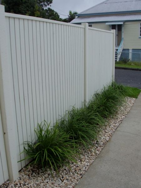 white fences colourbond - Bing Images Landscaping Australia, Cottage Gate, Decorative Screen Doors, Short Fence, Ivy Cottage, Green Fence, Small Fence, Fence Doors, Fencing Ideas