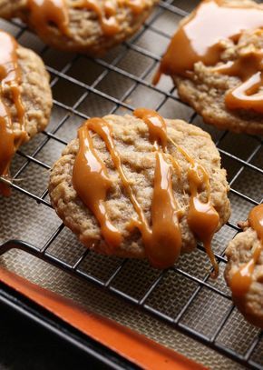 Caramel Apple Oatmeal Cookies! These are chewy, sweet and prefect for the fall season! Caramel Apple Oatmeal, Caramel Apple Oatmeal Cookies, Apple Fritter Cake, Oatmeal Cookies Recipes Easy, Comfy Kitchen, Recipes Deserts, Caramel Apple Cookies, Apple Oatmeal Cookies, Oatmeal Cookies Easy