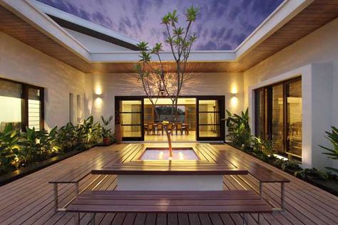 home in india Dipen Gada, Interior Courtyard, Dining Area Design, Modern Courtyard, Courtyard House Plans, Courtyard Design, Cottage Inspiration, Casa Patio, 카페 인테리어 디자인