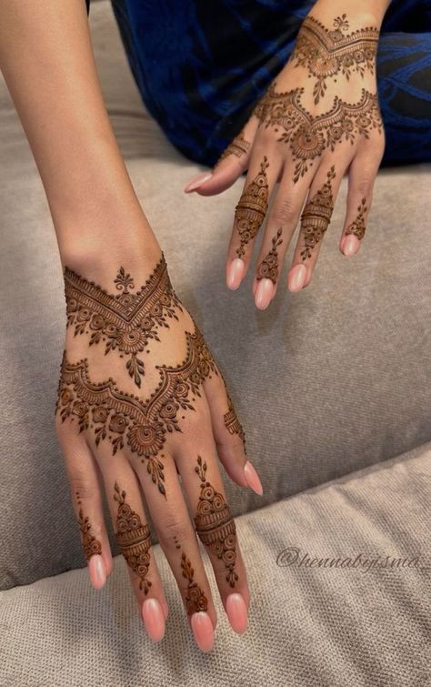 Minimal Bridal Henna Designs, Minimal Bridal Mehendi Designs, Bridal Minimal Mehendi, Aesthetic Mehndi Designs Cute, Minimal Mendhi, Aesthetic Mehendi Designs For Palm Hand, Minimal Henna Designs Simple, Minimal Bridal Mehendi, Trendy Mehendi Designs