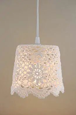 PATRÓN GRATIS Lamparas en Crochet - Crochetisimo Lampe Crochet, Lace Lampshade, Crochet Lampshade, Crochet Lamp, Doily Art, Doilies Crafts, Crochet Patterns Ideas, Lampe Diy, Lampshade Makeover