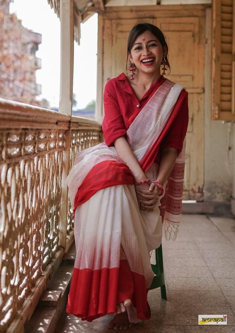 Red And White Saree, Bengali Saree, Formal Saree, Cotton Saree Blouse Designs, Cotton Saree Blouse, Cotton Saree Designs, Saree Poses, Cotton Silk Saree, Simple Sarees