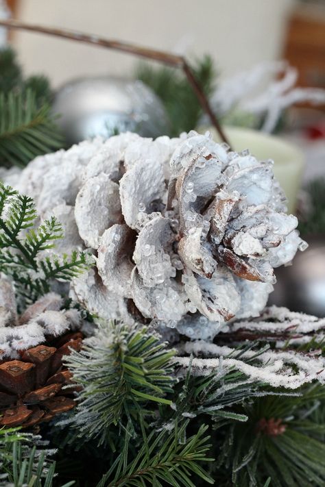 Giant Pinecone Decor, Decorate Pinecones For Christmas, Diy Christmas Tree Fillers, Winter White Christmas Decor, Snow Christmas Decor, Iod Christmas, White Pinecones, Christmas Pinecones, White Christmas Decorations