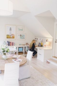 more splashes of col Shared Home Office Ideas, Shared Home Office, Home Office Inspiration, Dream Office, Attic Remodel, Attic Rooms, Office Workspace, Craft Room Office, White Rooms