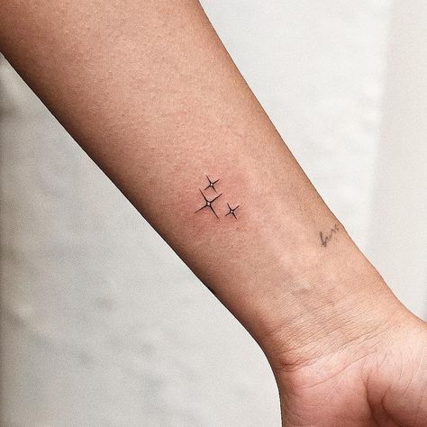 Small Tattoos on Instagram: “Beautiful stars by @indira_txttoo · Manhattan, NYC 🇺🇸” Sparkle Tattoo, Small Star Tattoos, Tattoo Placements, Small Tattoos With Meaning, Small Tattoos Simple, Парные Тату, Cute Tiny Tattoos, Temp Tattoo, Small Hand Tattoos