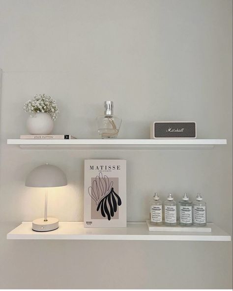 Clawfoot Tub Ideas, Clawfoot Tubs, Bathroom Wallpaper Ideas, Floating Shelves Bedroom, Shelf Decor Bedroom, Minimalist Shelves, Tub Ideas, White Wall Decor, Study Room Decor