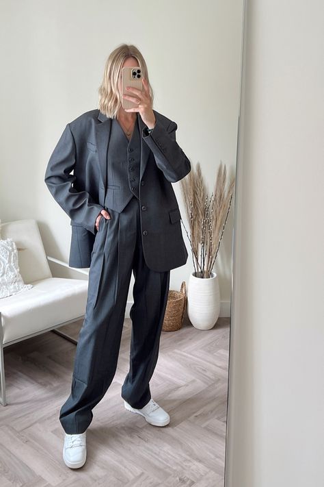 Grey Suit Woman Outfit, Oversize Grey Blazer, Grey Waistcoat Women, Women Grey Suit, New Balance 550 White Grey Outfit, Grey Suit For Women Outfit, Grey Suit Women Outfit, Grey Suit Outfits Women, Gray Suit Women