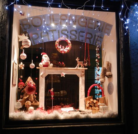 decoration Vitrine de Noël tradition rouge blanc Decoration Vitrine, Noel Diy, Pastry Shop, Christmas Window, Merry Xmas, Window Display, Perfect Christmas, Marie Claire, Trees To Plant