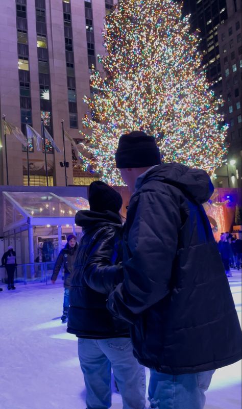 Best Christmas Destinations, Christmas Couple Photos, Christmas Couple Pictures, Winter Date Ideas, Christmas Nyc, Dream Dates, Christmas Date, Christmas Destinations, New York Winter