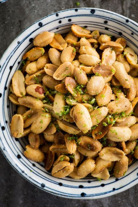 Roasted Peanuts Recipe, Snack Business, Snacks Indian, Roasted Nuts Recipe, Nuts Recipes, Spicy Nuts, Thai Spices, Holiday Appetizers Recipes, Peanut Recipes