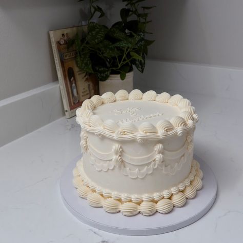 💍💌🤍 - Cake Details - Size: Party 8” (two layers) #emmacakes #emmacakesseattle #seattle #seattlecakes #customcakesseattle #wedding #weddingcake #weddingcakeseattle Vintage Inspired Wedding Cake, Round Vintage Cake, Vintage Style Cake, Wedding Cakes Vintage, Sweet Cheeks, Decorated Cakes, Vintage Inspired Wedding, Wedding Mood Board, Wedding Mood