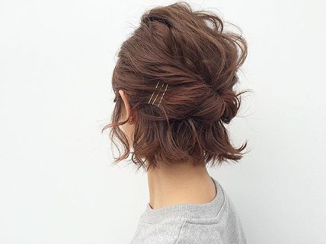 Short curly hair in a half-up, pinned back style. Hair Arrange, Peinados Fáciles Para Cabello Corto, Penteado Cabelo Curto, 짧은 머리, Short Hair Updo, Short Hair Styles Easy, Half Up Hair, 가을 패션, Great Hair