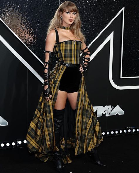 taylor • Instagram Taylor Swift Vma, Vmas Red Carpet, Belen Rodriguez, Estilo Taylor Swift, Taylor Swift Red, Zoe Kravitz, Taylor Swift Hair, Bob Mackie, Taylor Swift Wallpaper