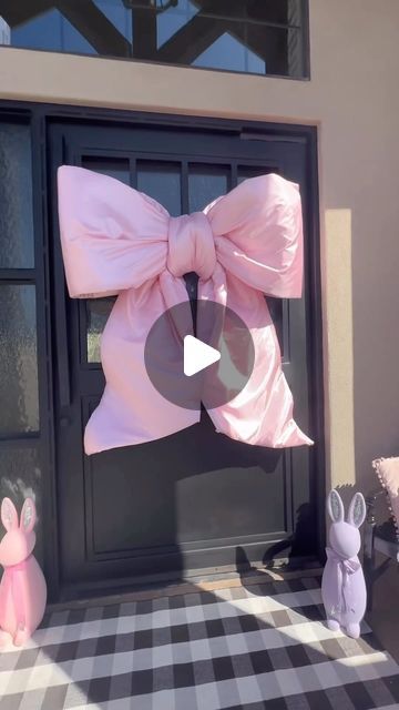 Diy Big Bow For Christmas Tree, Extra Large Bow Diy, Big Christmas Bows Diy, Big Bow Diy, How To Make Big Bow, How To Make A Giant Bow, Big Bow Tutorial, How To Make A Big Bow With Ribbon, How To Make A Big Bow