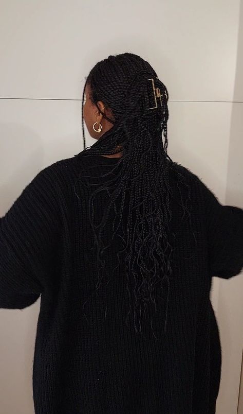 Picture of the back a black girl looking partially to the left, and standing in front of a white background. She has long wavy box braids styled in a half up and half down style with a gold hair claw. She is wearing a black knitted cardigan and gold earrings. The gold of her earrings match the gold hair clip. Winter Box Braids, Box Braids Claw Clip, Wavy Box Braids, Butterfly Clip Hair, Boxbraids Hairstyle, Lookbook Hair, Chunky Box Braids, Hairstyle Accessories, Braids Boxbraids