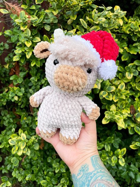 This crochet cow is one of our Christmas series plushie. This plush toy is perfect gift for someone special, or even as a gift for you! This plushie is made of soft Himalaya Dolphin baby yarn, so its super soft and perfect for cuddling. Size: 22x15cm / 8.6x5.9inch Pattern: by me Note: This toy is made with safety eyes. Please supervise children under 3 or children who may put things in their mouths. The colors in the photos may vary on the real item. Please note that all items are carefully hand Christmas Themed Crochet, Christmas Cow Crochet, Cute Crochet Christmas Gifts, Crochet Christmas Stuff, Crochet Christmas Animals, Crochet Christmas Stuffed Animals, Christmas Crochet Ideas Diy Gifts, Crochet Gifts For Christmas, Crochet Ideas Christmas