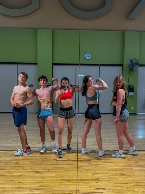 Gym Friends Pictures, Gym Friends Aesthetic, Gym With Friends Aesthetic, Working Out With Friends, Gym With Friends, Gym Besties, Gym Friends, Gym Group, Social Media Topics