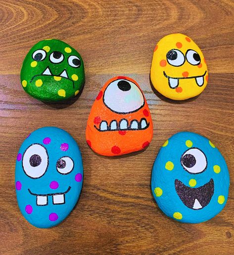 Rock Painting Monsters, Halloween Pebble Painting, Monster Rocks Painted, Simple Halloween Rock Painting Ideas, Kids Crafts For Halloween, Science Halloween Decor, Cute And Easy Things To Paint On Rocks, Easy Halloween Arts And Crafts, River Rock Painting