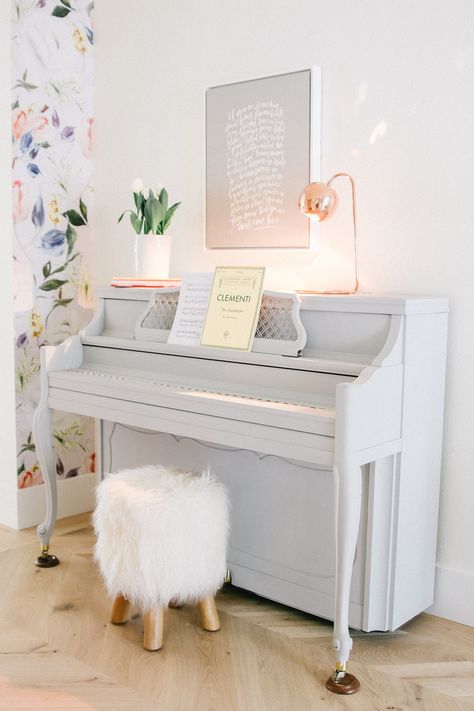 Chalk Painted piano. And more ways you can update your decor for spring. Check out my spring home tour. Spring Piano Decor, Modest Home Decor, Chalk Paint Piano, Piano Bedroom, Piano Room Decor, Painted Piano, Boho Style Room, Spring Decorating Ideas, Painted Pianos