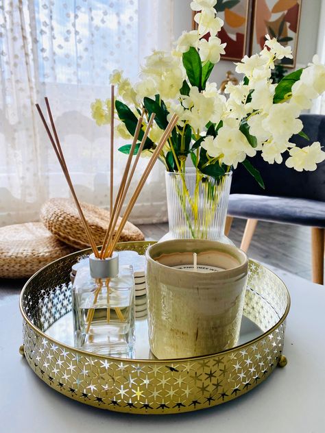 Round Mirror Tray Decor Ideas, Gold Tray With Flowers, Golden Tray Decor, Gold Tray Decor Living Room, Diy Mirror Tray, Mirror Tray Decor Ideas, Gold Coffee Table Tray, Round Coffee Table Decor Ideas, Glass Tray Decor