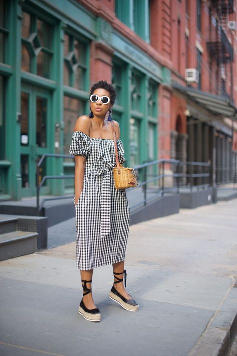 Gingham Spring Dress Gingham Trend, Spring Gingham, White Summer Outfits, Estilo Preppy, Checkered Dress, Mode Casual, Style Inspiration Summer, Outfits Spring, Gingham Dress