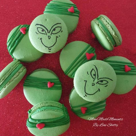 Macaron Ideas Decorated, Amaretto Macarons, Grinch Macarons, Christmas Macarons Flavors, Christmas Macarons Decoration, Xmas Macarons, Macaron Business, Christmas Macaroons, Green Macarons