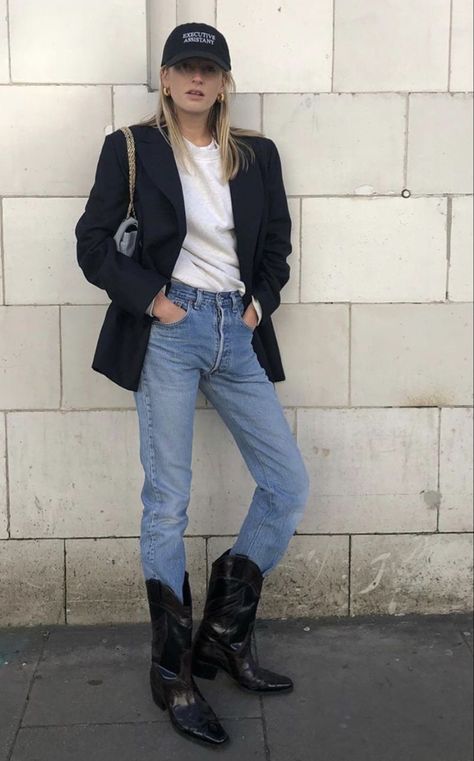 Cowboy Boots Outfit Winter, Minimal Chic Style Outfits, Black Cowboy Boots Outfit, Minimal Classic Style, Chic Style Outfits, Western Boots Outfit, Cowboy Boot Outfits, Minimal Chic Style, Botas Western