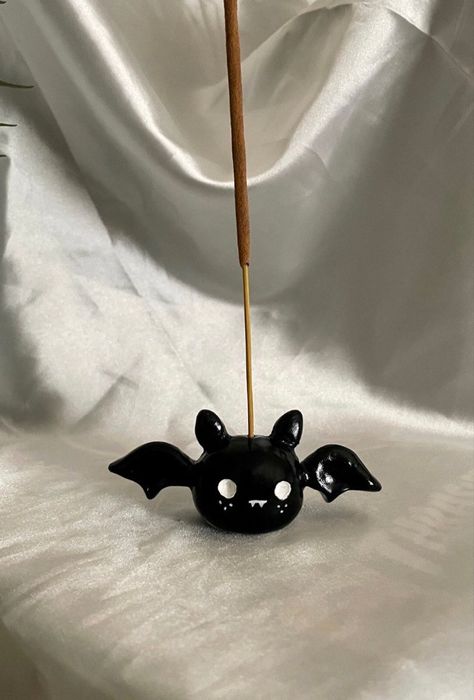 Gothic Incense Holder, Halloween Clay Incense Holder, Monster Clay Ideas, Bat Clay Sculpture, Halloween Incense Holder, Pottery Ideas Halloween, Air Dry Clay Ideas Gothic, Clay Ghost Tutorial, Spooky Air Dry Clay