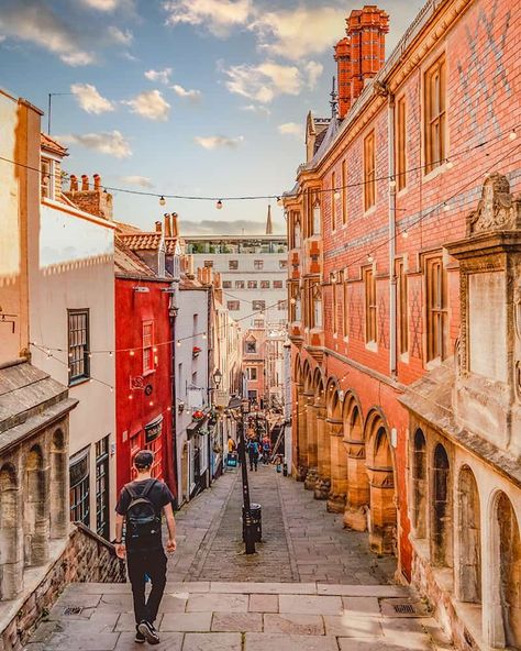 Bristol City Fc, Things To Do In Bristol, Bristol City Centre, Cotswold Way, Walk In Bath, Bristol England, Bristol City, Glamping Site, Best Street Art