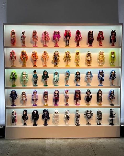 Doll Collection Display Ideas, Barbie Display Ideas, Collection Display Shelves, Barbie Display, 80’s Toys, Dollhouse Decorating, Kids Doll House, Collection Displays, Doll Museum