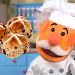 Hot Cross Buns Thumbnail Traditional Nursery Rhymes, Do You Know The Muffin Man, Nursery Rhyme Theme, Rhymes Video, German Cookies, Simple Songs, Hot Cross Bun, Super Simple Songs, October Activities