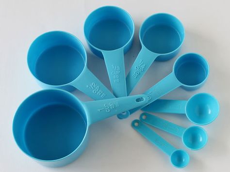 Measuring cup set is an important utensil to have in the kitchen and it is always recommended to use it for all new recipes that you are trying. Cake Measurements, Cooking Substitutes, Nan Khatai, Cooking Substitutions, Cooking Measurements, Fitness Pal, Baking Science, Measuring Cups Set, Bulk Food