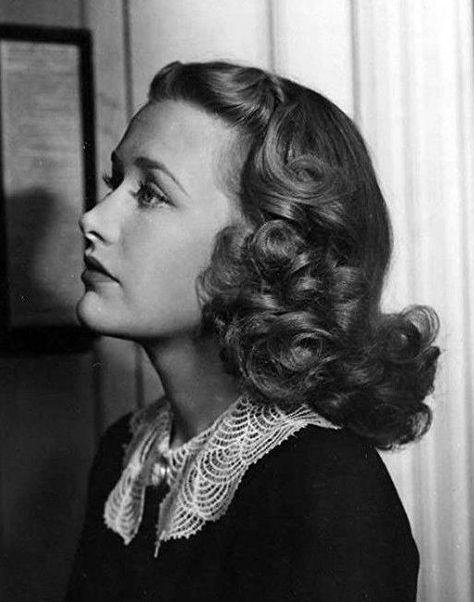 Priscilla Lane in Dust Be My Destiny (1939) Bonita Granville, Priscilla Lane, 1930s Hair, Vintage Hairstyle, 40s Hairstyles, 1940s Hairstyles, My Destiny, Hairstyle Inspiration, Vintage Versace