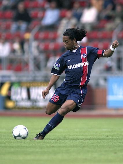 Ronnie PSG Psg Wallpaper, Ronaldinho Wallpapers, Barcelona Team, Best Football Players, Football Images, Football Is Life, Volleyball Outfits, Soccer World, Sports Hero