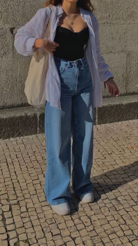 Baggy Denim Outfits Women, Baggy Jeans Outfit Women Aesthetic, Outfits With Big Jeans, Girly Baggy Jeans Outfit, Petite Baggy Outfit, Baggy Jeans For Short Women, Mommy Jeans Outfit, Bell Bottom Outfit Ideas, Outfit For Short Girl