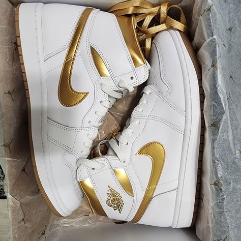 Women's Brand New Size 11 With Gold Chain Charm And Gold/White Lace Packs. New In Box. Shoes Sneakers Jordans Women, White And Gold Quinceanera Theme, Air Jordans Outfit, Gold Nike Shoes, White Jordan 1, White And Gold Shoes, Gold Quince, Sport Clothes, Jordan Outfit