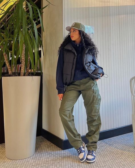 Cargo Pants Spring Outfit, Plus Size Baddie Outfits, Drip Drip, Thrifted Outfits, Effortlessly Chic Outfits, Streetwear Fashion Women, Casual Chic Outfit, Tomboy Fashion, Casual Winter Outfits