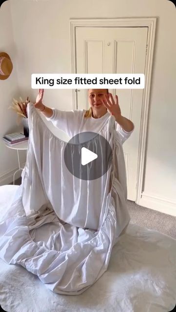 Noocx® - Smart Gadgets on Instagram: "Drop ❤️ if this is useful! Great content by effectivespaces. Follow HER on tiktok and Instagram for more!
.
Request: folding a king size fitted sheet. I hope it helps xx #home #bedroom #folding" How To Fold A Fitted Sheet, Folding Fitted Sheets, King Size Sheets, King Sheets, Smart Gadget, Folding Clothes, A King, Household Hacks, Ways To Save