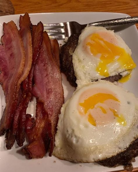 Carnivore Diet Ideas, Beef Butter Bacon Eggs Diet, Carnivore Diet Aesthetic, Lunch With Eggs, Breakfast Steak And Eggs, Meat And Vegetable Diet, Bacon And Eggs Breakfast, Meat Breakfast, Carnivorous Diet