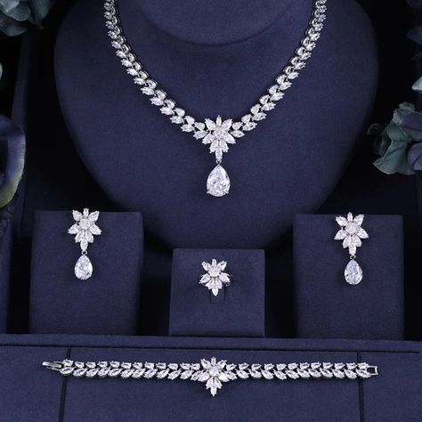 Kasut Pengantin, Diamond Necklace Jewelry, Perhiasan India, Diamond Jewelry Set, Fancy Jewellery Designs, Diamond Necklace Designs, Titanium Jewelry, Diamond Jewelry Necklace, Diamond Choker